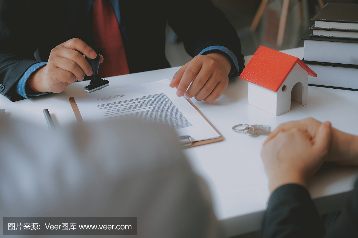 律师保险经纪人咨询,为夫妻客户购买租房提供法律建议。财务顾问与抵押投资合同。房地产经纪人出售房地产
